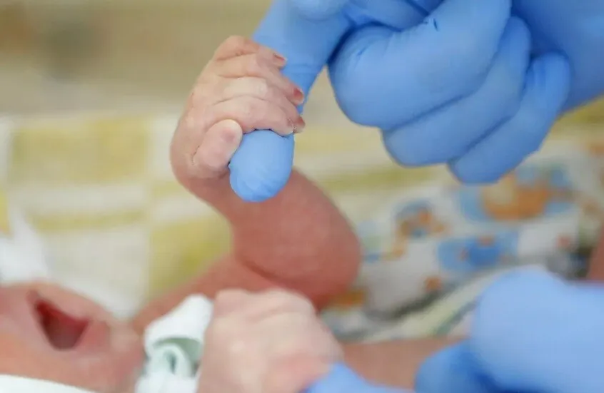 إمبراطور مهووس باللغة العربية راقب “الموت” من ثقب برميل!